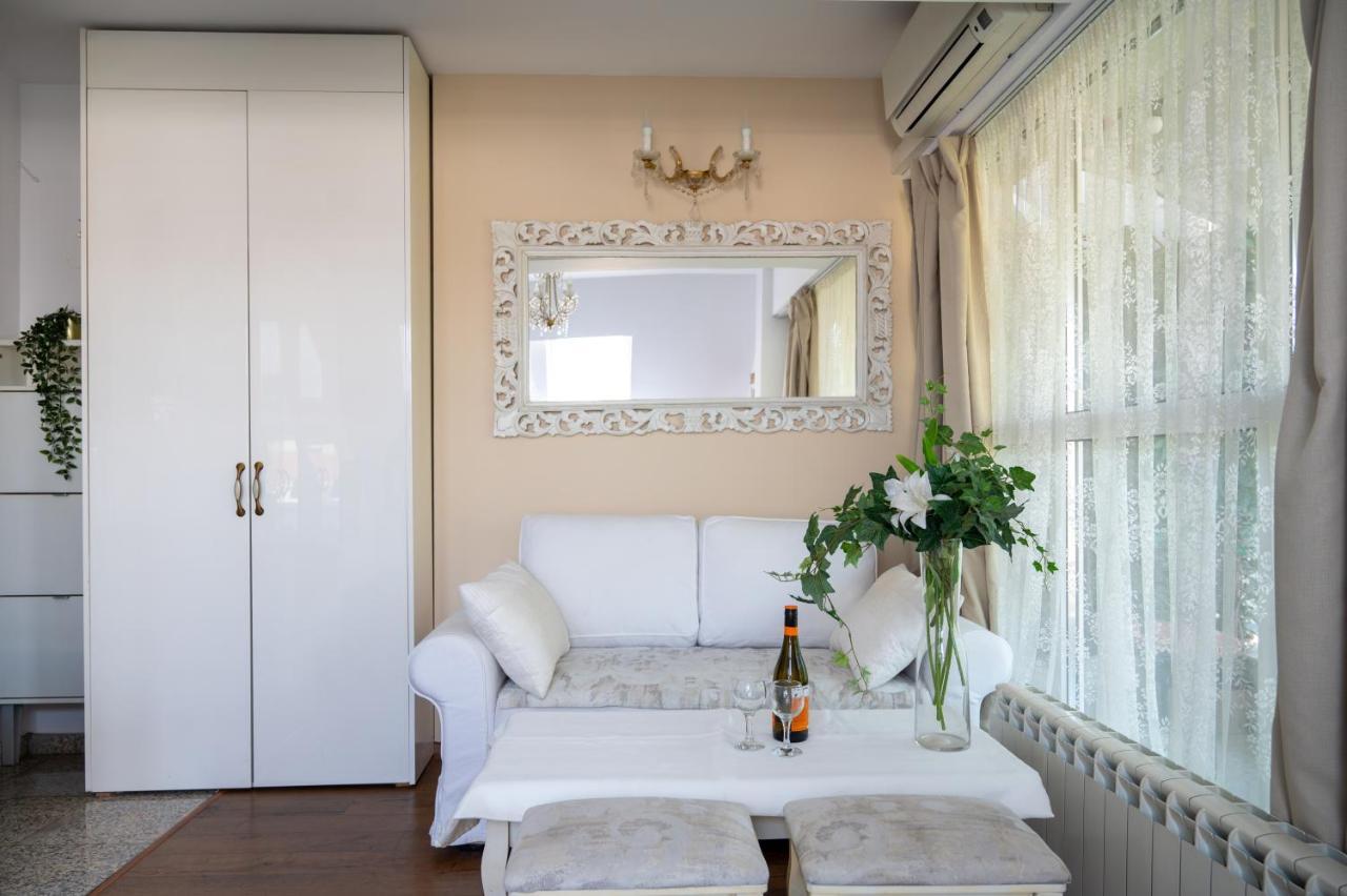 Sunny With A View In Center Apartment *